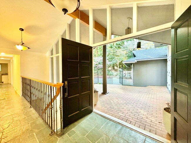 Building Photo - Stunning Mercer Island Home with Lake Wash...