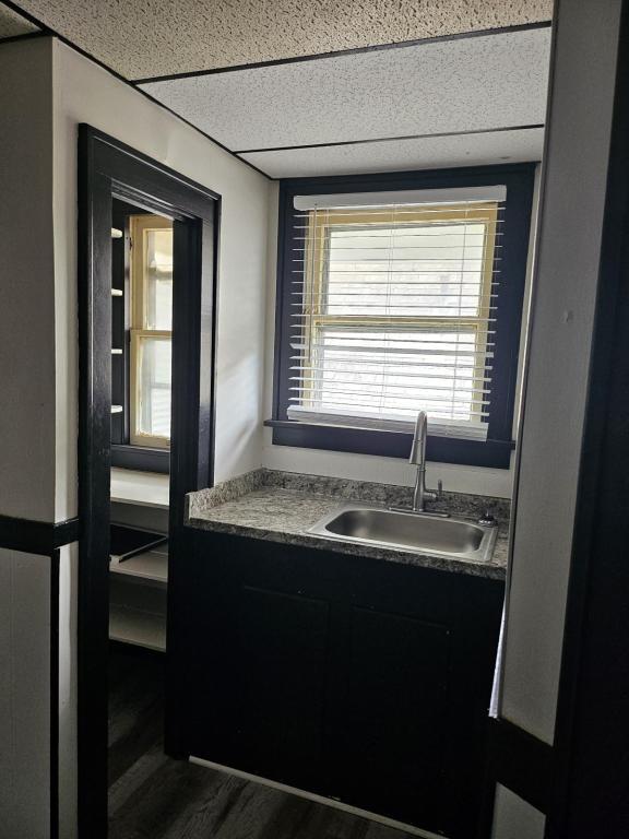 Building Photo - 949 Maple Ave