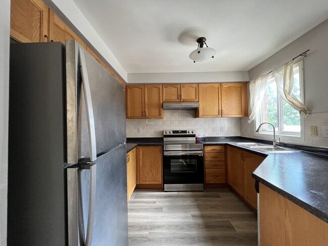 Building Photo - 2356 Newcastle Crescent