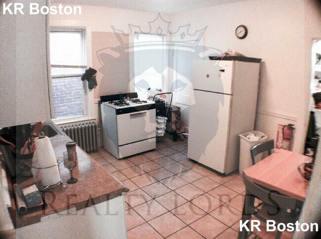 Building Photo - 165 Kelton St