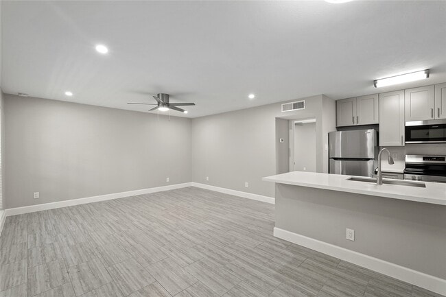 Building Photo - 2101 Fountain View Dr