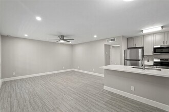 Building Photo - 2121 Fountain View Dr