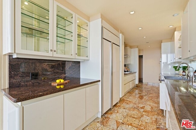 Foto del edificio - 1333 S Beverly Glen Blvd