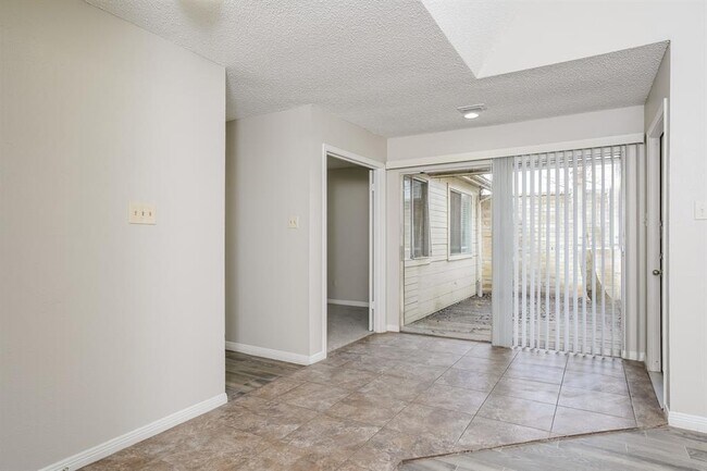 Foto del edificio - 8818 Kalewood Dr