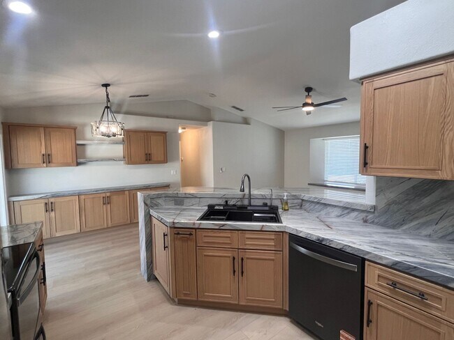Foto del edificio - Back on the market! Available now! Impeccably Remodeled Long-Term Rental