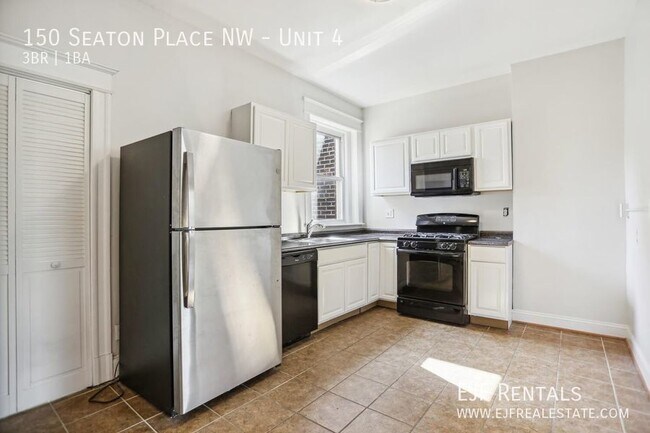 Building Photo - Top Floor Three Bedroom Apartment in Bloom...