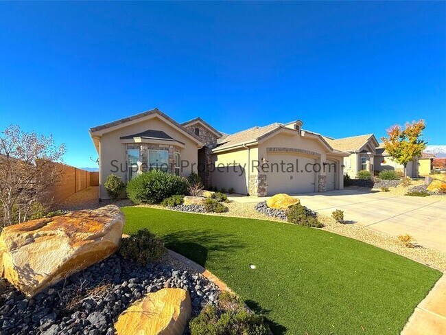 Foto del edificio - Gorgeous 3 bed, 3.5 bath 3 car garage home with views