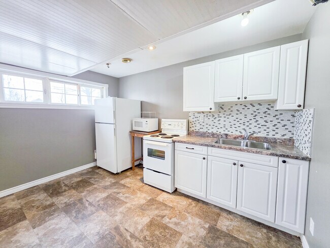 Building Photo - Bright & Spacious Basement Apartment! (2+Den, 1 Bath)