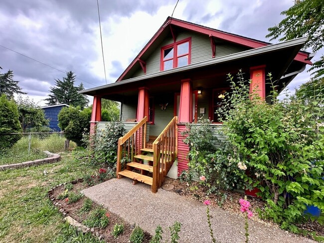 Building Photo - 2-Bedroom House with Fully Fenced Backyard...