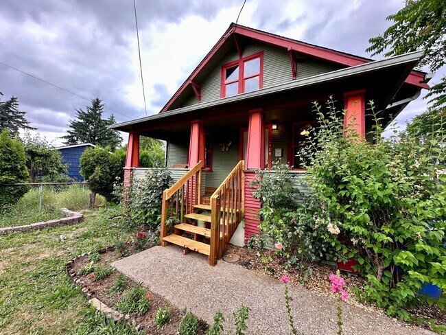 Foto del edificio - 2-Bedroom House with Fully Fenced Backyard...
