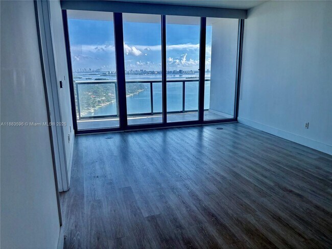 Foto del edificio - 601 NE 36th St