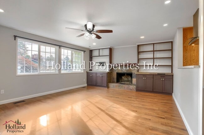 Building Photo - 2127 SE 54th Ave