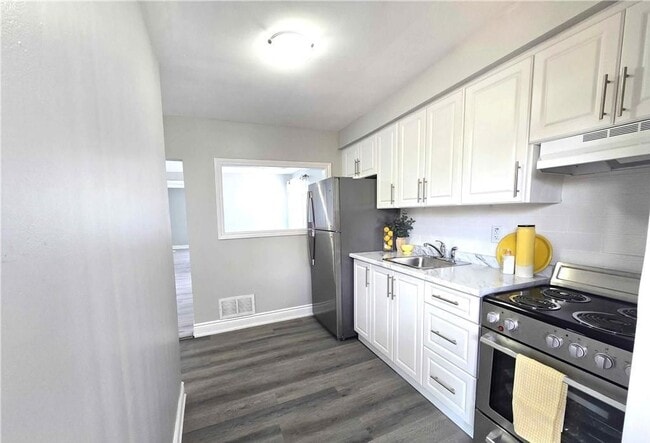 Building Photo - 300 Balmoral Av N