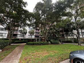 Building Photo - 4222 Inverrary Dr