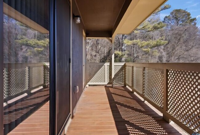 Patio privado con trastero. - 5050 Seven Pine Cir