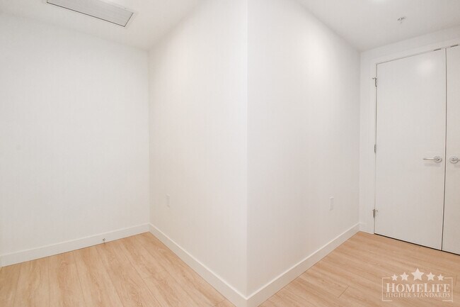 Building Photo - Stunning 1 Bed 1 Bath + Den Condo for Rent in Surrey City Centre's Modern Flamingo Building!