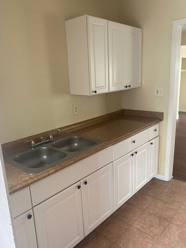 Building Photo - COMING SOON - 3 BEDROOM 1 BATH HOME LARGE FAMILY ROOM