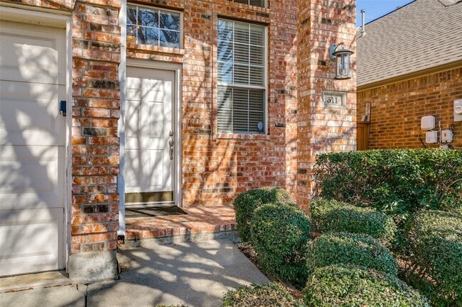 Building Photo - 511 Poplar Ln