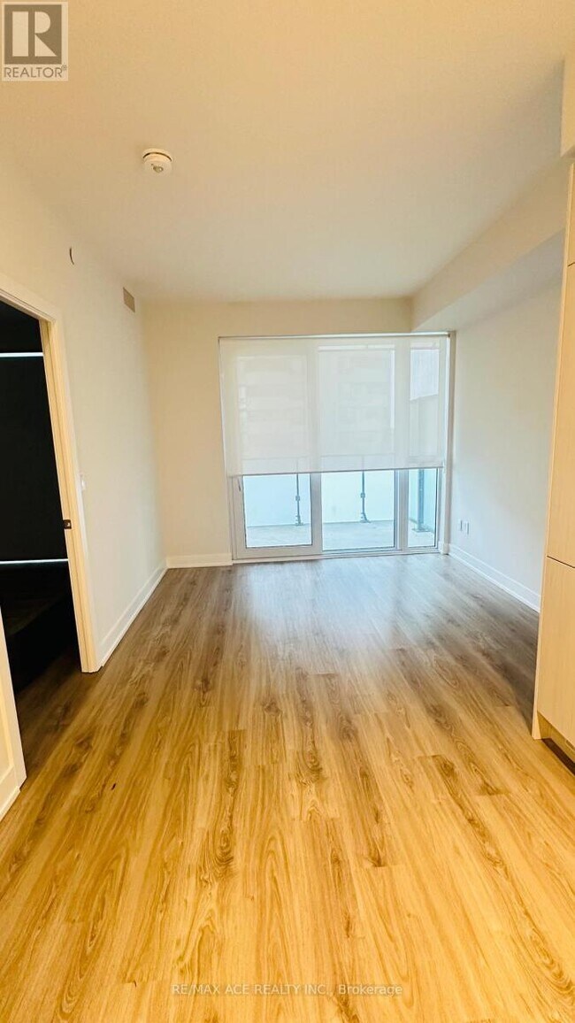 Photo du bâtiment - 430 Square One Dr