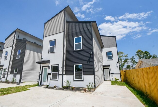Building Photo - 8167 Tate St