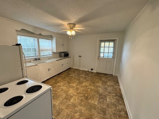 Building Photo - 2 Bed - 1 Bath Townhome