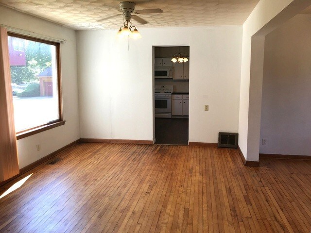 Building Photo - 305 Sherman St
