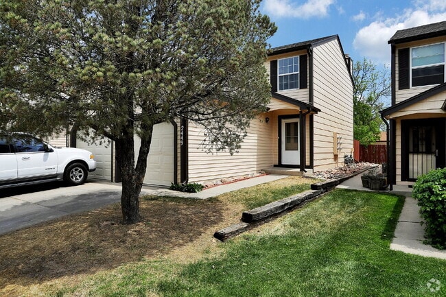 Building Photo - Fully Remodeled End-Unit Townhome Near Pet...