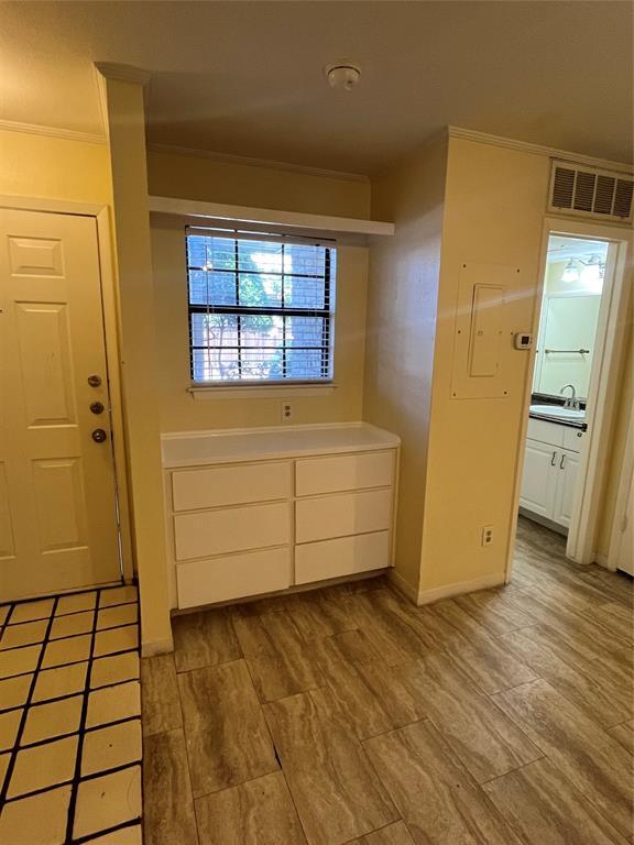 Building Photo - 1510 W N Loop Blvd