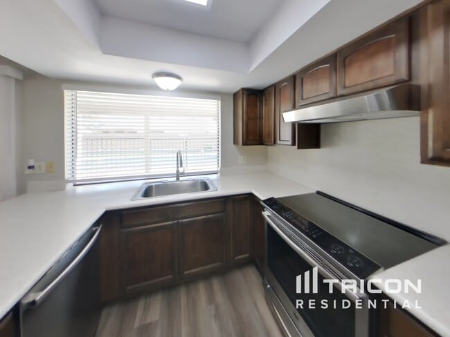 Building Photo - 6319 W Sunnyslope Ln