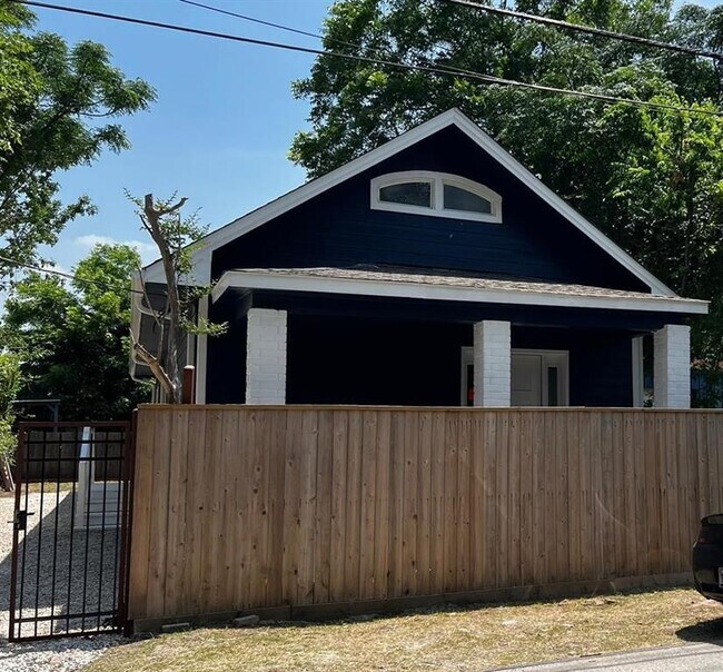 Building Photo - 2703 Engelke St