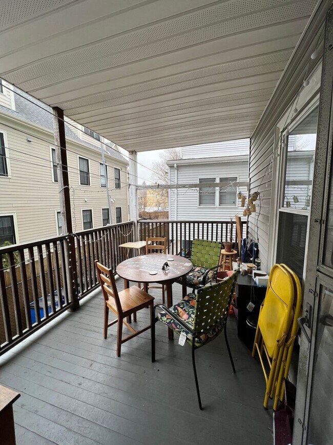 Foto del edificio - 3 bed/1 bath in Somerville