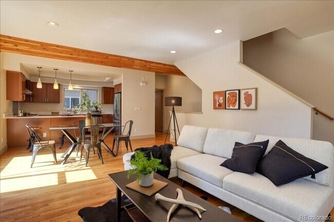 Building Photo - Private 3 bedroom condo with 2 car garage ...