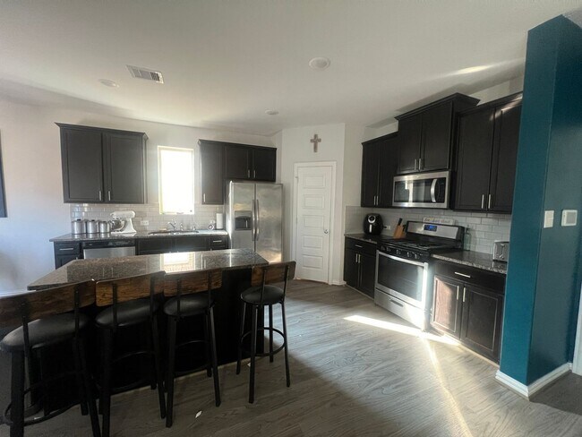 Foto del edificio - TESLA friendly! Great Amenities! 4 Bedroom...