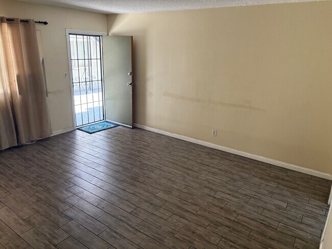 Foto del edificio - 7727 Walker Ave
