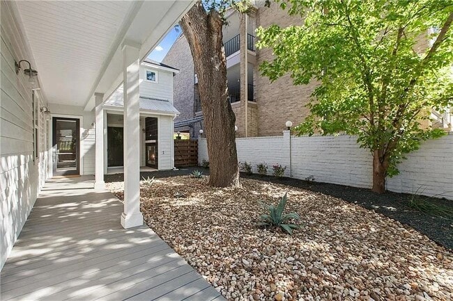 Building Photo - 610 W 33rd St
