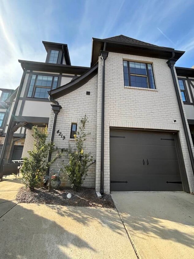 Building Photo - 4219 Lennox Dr