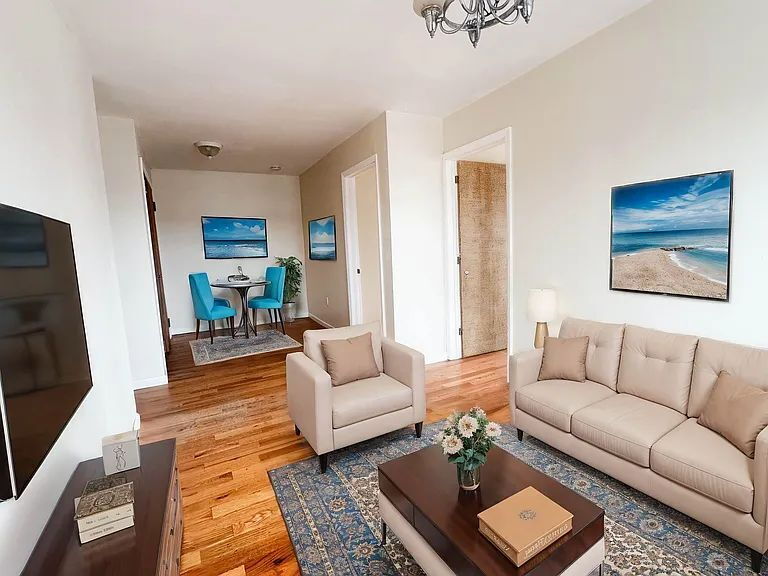 Great size two bedroom apartment , located close to transportation and local shops on Myrtle - Great size two bedroom apartment , located close to transportation and local shops on Myrtle