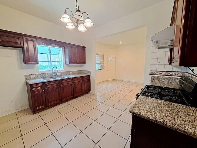 Foto del edificio - 623 E Kingsley Ave