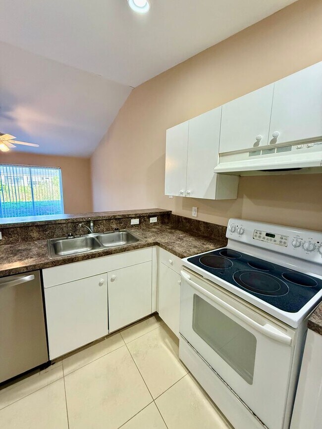 Foto del edificio - Central located 3 bed 2 bath duplex- 1 car garage