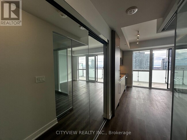 Photo du bâtiment - 430-2430 Square One Dr