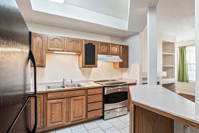 Building Photo - Updated 2 bed, 2 Bath Cond with Lake and G...
