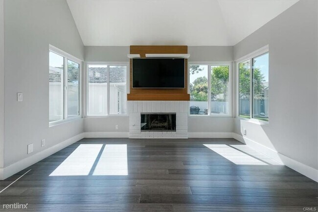 Building Photo - 3 br, 2 bath Condo - 100 E Yale Loop