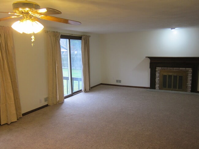 Living room - 551 Hooper Rd