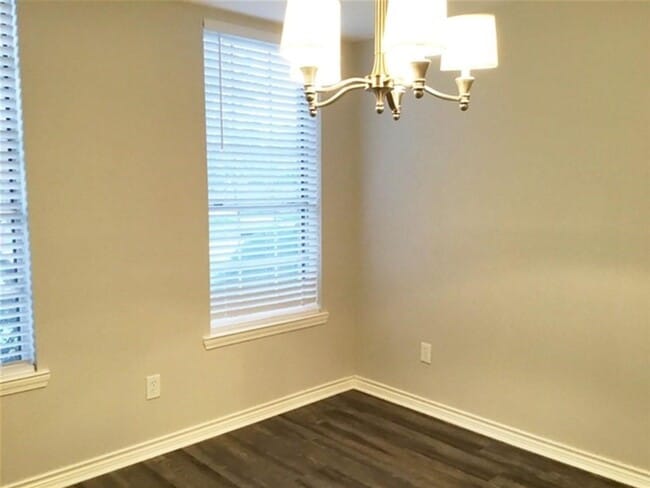 Foto del edificio - 3506 Pine Tree Dr
