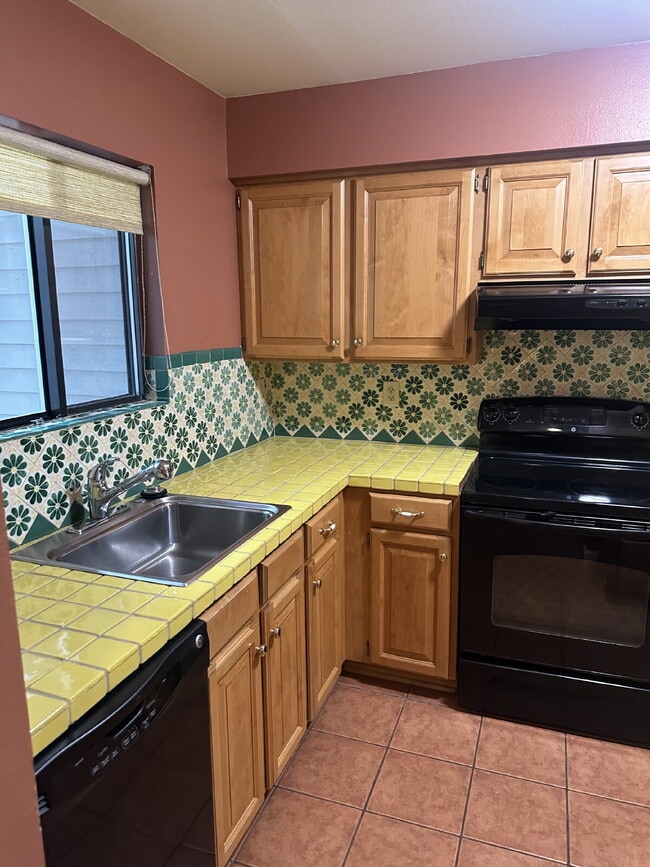 Photo - "Charming 2-Bed, 2-Bath Boulder Apartment with Cozy Fireplace and Spacious 1030 Sq Ft Layout!"