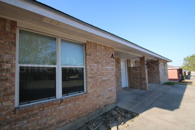 Building Photo - 404 Justin Ln