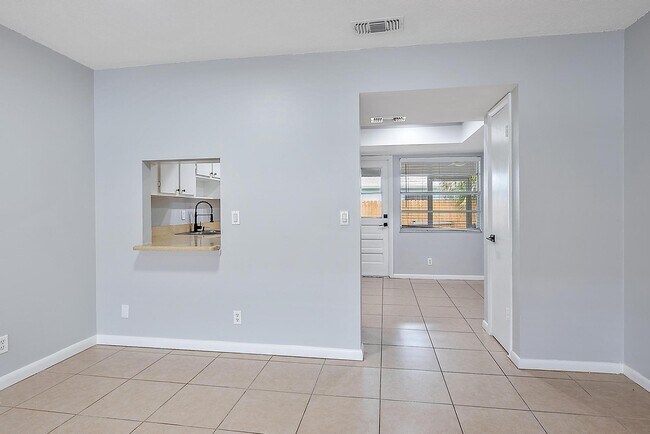 Building Photo - 9050 E Highland Pines Blvd