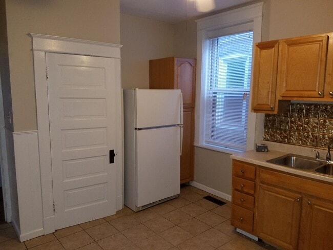 Building Photo - Two Bed/1Bath House