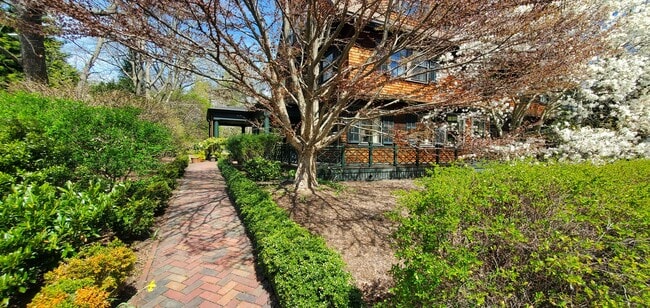 Building Photo - 11 Highland St