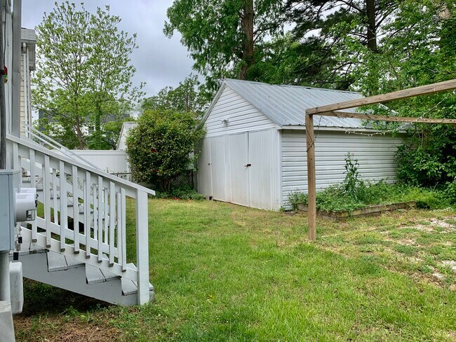 Building Photo - 3207 Kenmore Dr